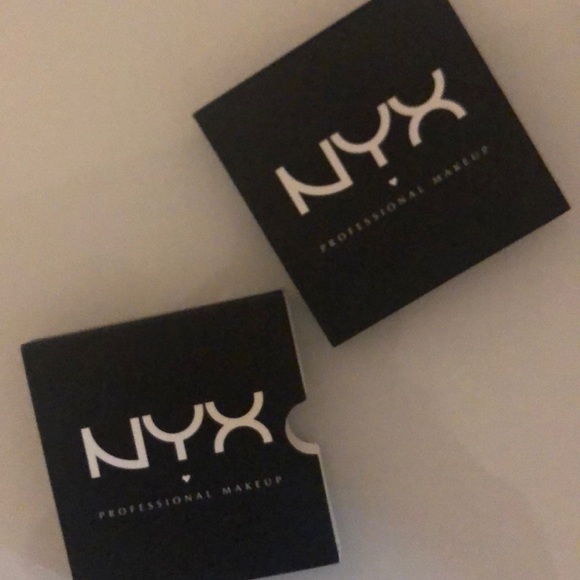 NYX 4 Shadow Pro Palette - Picture 2 of 3